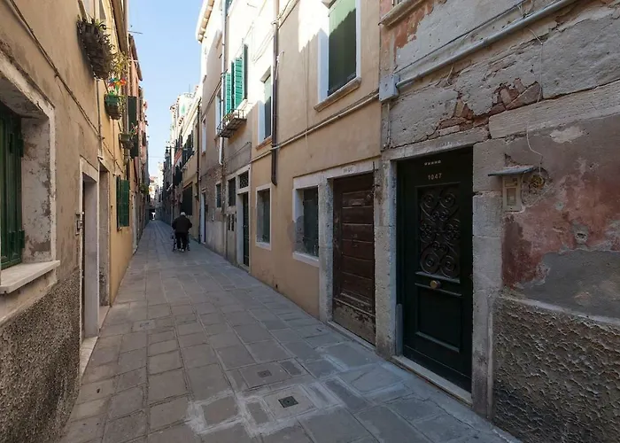 Le Ancore Few Steps From Biennale Art