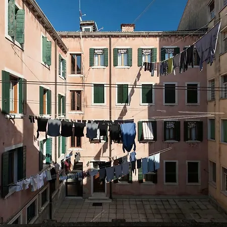 Le Ancore Few Steps From Biennale Art Apartamento